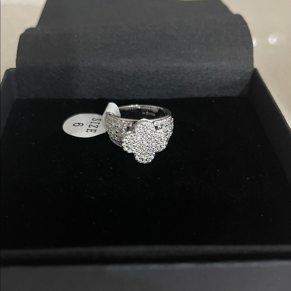 Elegant Silver Women's Ring - Picture 1 of 3